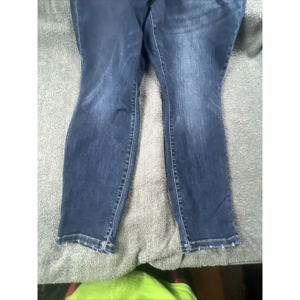 Judy Blue Jeans Women's 16W Blue Denim Boyfriend Distressed Preppy City 34x28 - Picture 3 of 9